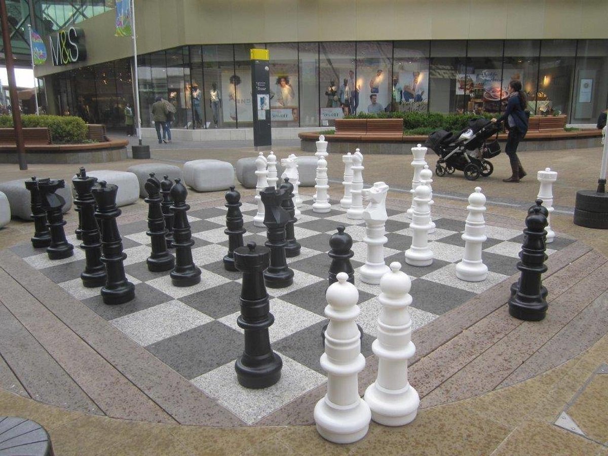 Jeu d'échecs géant XXXL, jusqu'à 94 cm de hauteur, résistant aux UV Standard - Ubergames - Jeux de qualité - Ultra détaillé - Résistant aux UV pour durer longtemps - Remplissable avec de l'eau ou du sable